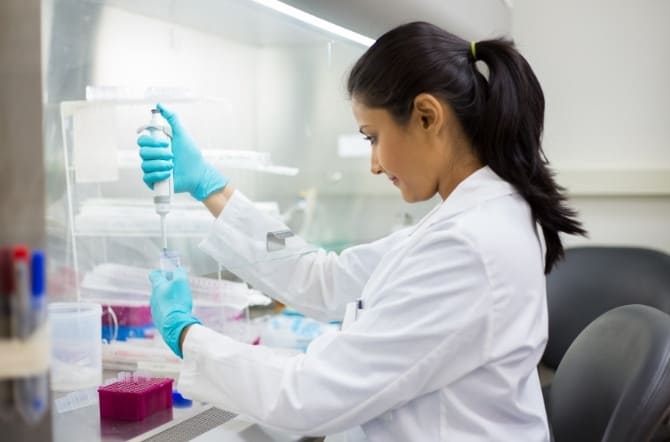 Woman lab technician in a lab running food sensitivity testing.